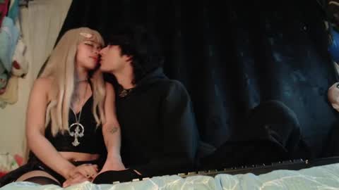 Snapshot of mixipeach chatting on April 22, 2026, 2:03 am Naomi and Nekorii online show from April 22, 2026, 2:03 am