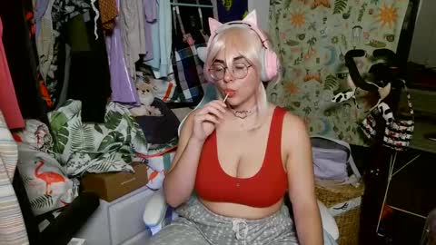 Snapshot of mochi_rainbow chatting on January 14, 2025, 11:16 pm The Mochi Rainbow Variety Show online show from January 14, 2025, 11:16 pm