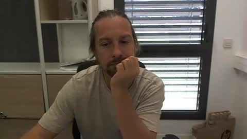 Snapshot of moi9876543210 chatting on September 18, 2025, 10:50 am Julien online show from September 18, 2025, 10:50 am