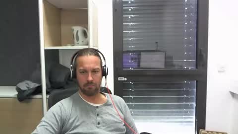 Snapshot of moi9876543210 chatting on October 6, 2025, 10:23 am Julien online show from October 6, 2025, 10:23 am