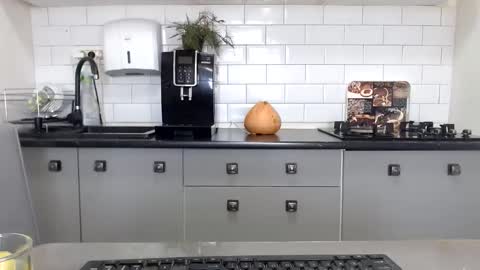 erika online show from March 4, 2025, 10:13 am