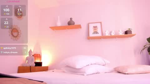 M o L l i E  online show from February 12, 2025, 3:38 pm