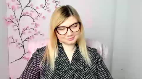 Molly online show from December 17, 2025, 12:44 pm