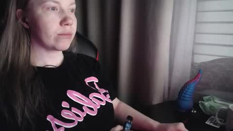 I have new photos come and see with love Molly online show from December 21, 2025, 10:11 am