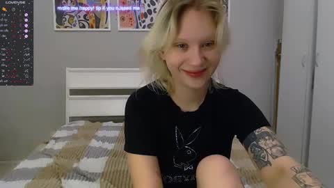 Snapshot of molly_smolly_ chatting on February 22, 2025, 11:57 am lo online show from February 22, 2025, 11:57 am