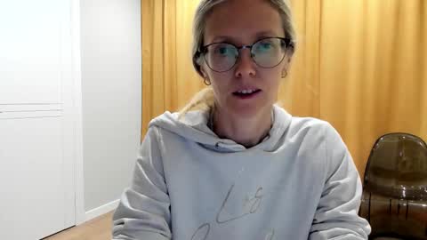 Snapshot of mollystory chatting on October 19, 2025, 6:47 am AngelMomm online show from October 19, 2025, 6:47 am