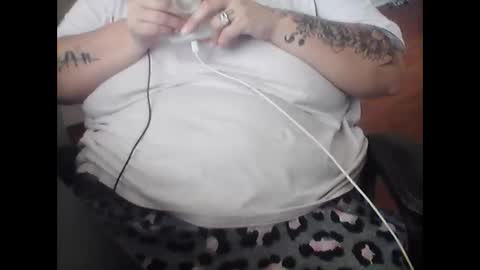 Mia online show from October 28, 2025, 2:20 pm