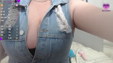 Snapshot of mommyissuess_ chatting on February 6, 2025, 5:14 am Daphne  online show from February 6, 2025, 5:14 am