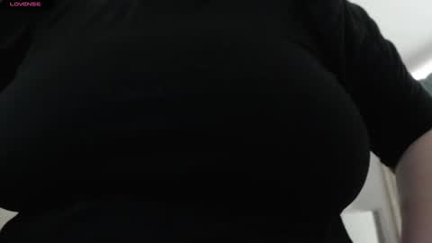 Snapshot of mommyissuess_ chatting on October 15, 2025, 7:14 pm Daphne  online show from October 15, 2025, 7:14 pm