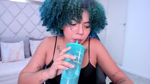 Momo  online show from November 25, 2025, 9:48 pm