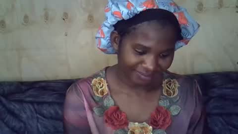 Snapshot of momsdoll chatting on June 4, 2026, 6:41 am momsdoll online show from June 4, 2026, 6:41 am