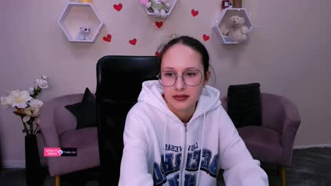 Mona  online show from March 4, 2025, 2:53 pm