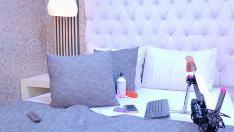 MonserratPeter online show from December 13, 2025, 10:15 pm