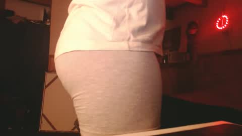 Snapshot of montana6897 chatting on February 24, 2025, 9:10 am Kingalby817 online show from February 24, 2025, 9:10 am