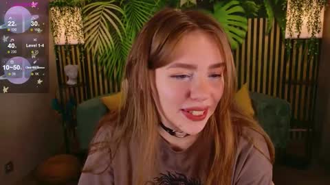 Moon  Bunny online show from September 18, 2025, 3:25 pm