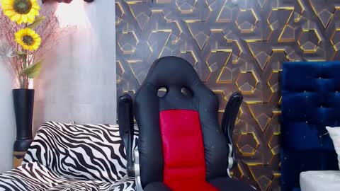 moon_and_fire_ online show from November 6, 2025, 5:19 am