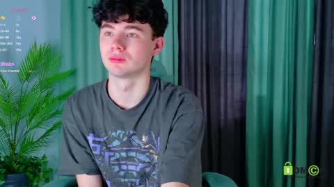 moon_gloww online show from April 13, 2026, 3:23 am