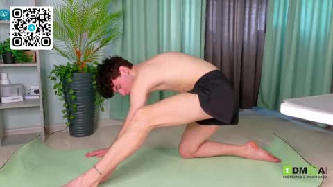 moon_gloww online show from April 17, 2026, 3:31 am