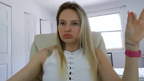 moon_light_girl online show from June 9, 2026, 7:25 pm