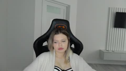 moon_lili online show from March 22, 2026, 12:30 pm