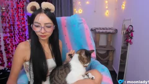 MOON  online show from April 19, 2026, 11:18 pm