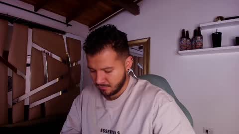 MIKEE online show from October 8, 2025, 3:04 am