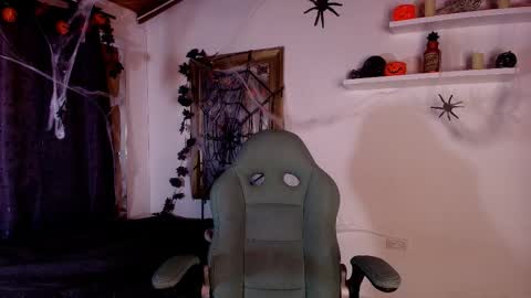 MIKEE online show from October 22, 2025, 3:07 am