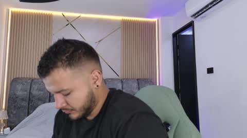 MIKEE online show from May 21, 2026, 3:02 am