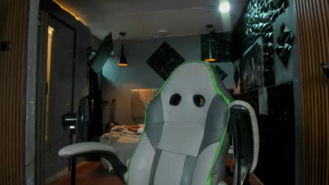 mr_mois online show from June 6, 2026, 9:47 am