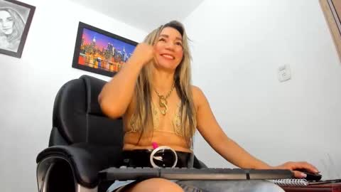 ms_lunarose online show from January 11, 2026, 7:41 pm