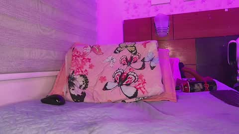 Manuela  online show from February 5, 2025, 9:15 am