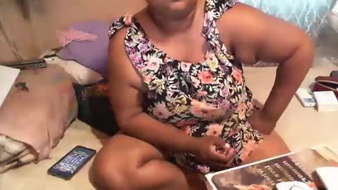 Snapshot of munniegalz1 chatting on November 12, 2025, 9:32 am your angel online show from November 12, 2025, 9:32 am