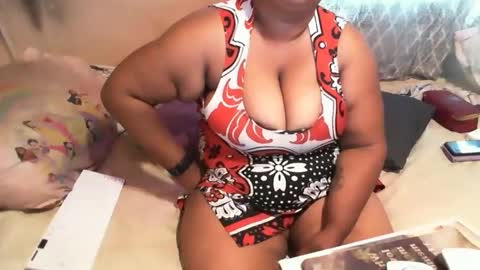 Snapshot of munniegalz1 chatting on November 14, 2025, 10:25 am your angel online show from November 14, 2025, 10:25 am