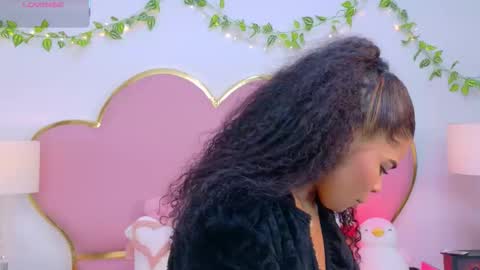 NahiaraReina  online show from December 2, 2025, 2:01 pm