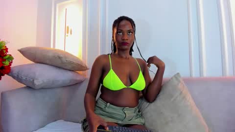 Snapshot of nahomi_williams_ chatting on February 17, 2026, 12:45 pm Nahomi online show from February 17, 2026, 12:45 pm