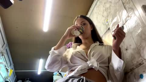 Snapshot of naidahuntzinger chatting on November 2, 2025, 6:49 am Asya online show from November 2, 2025, 6:49 am