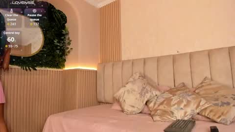 Snapshot of naomi_hill1 chatting on May 20, 2026, 12:33 pm Naomi online show from May 20, 2026, 12:33 pm
