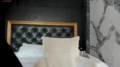 Naomi Frost online show from November 28, 2025, 1:47 pm