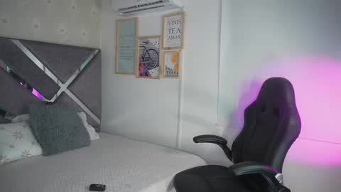 Naomi-Gray  online show from April 28, 2026, 6:35 pm