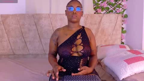 naomiivega online show from October 21, 2025, 9:37 pm