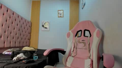 Snapshot of naomis_35 chatting on November 26, 2025, 7:59 pm naomis_35 online show from November 26, 2025, 7:59 pm