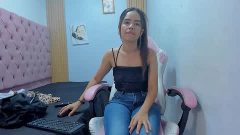 Snapshot of naomis_35 chatting on December 2, 2025, 8:48 pm naomis_35 online show from December 2, 2025, 8:48 pm