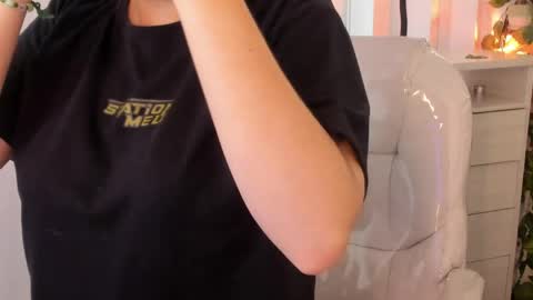 nathalyy_ds online show from May 12, 2026, 6:49 pm