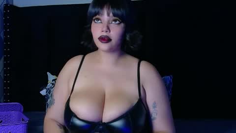 Snapshot of naturaltitss_ chatting on April 30, 2026, 8:57 pm Gwen online show from April 30, 2026, 8:57 pm