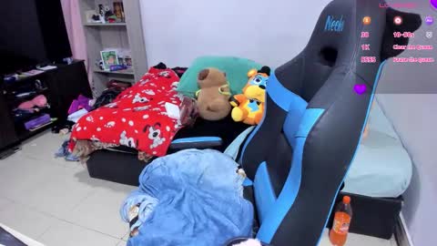 Geek Nicole    im Neeko UwU online show from November 12, 2025, 4:51 pm