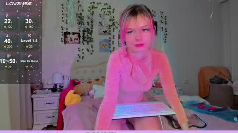 neko_kitsune online show from December 17, 2024, 12:33 pm