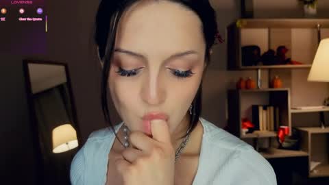 Vicky and Beatrice online show from April 2, 2026, 7:33 pm