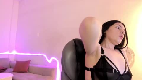 Snapshot of neo_sarah_ chatting on November 9, 2025, 6:33 am Sarah online show from November 9, 2025, 6:33 am