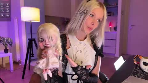 maeve  online show from September 10, 2025, 8:53 pm