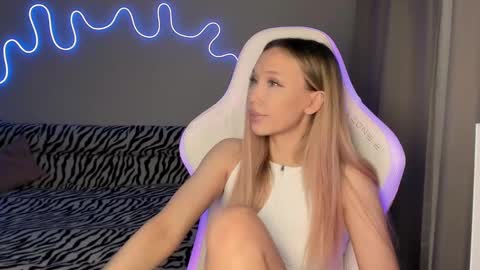 Mina online show from March 7, 2025, 3:18 pm